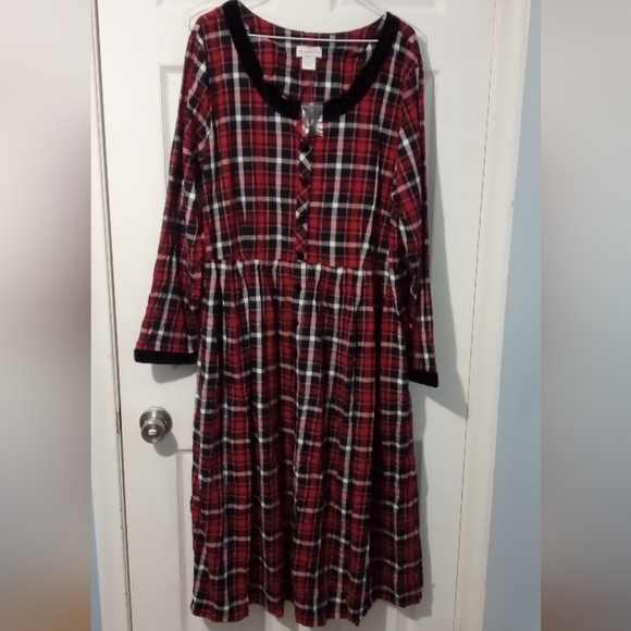 Chic Red and Black Plaid Midi Dress - Picture 1 of 4